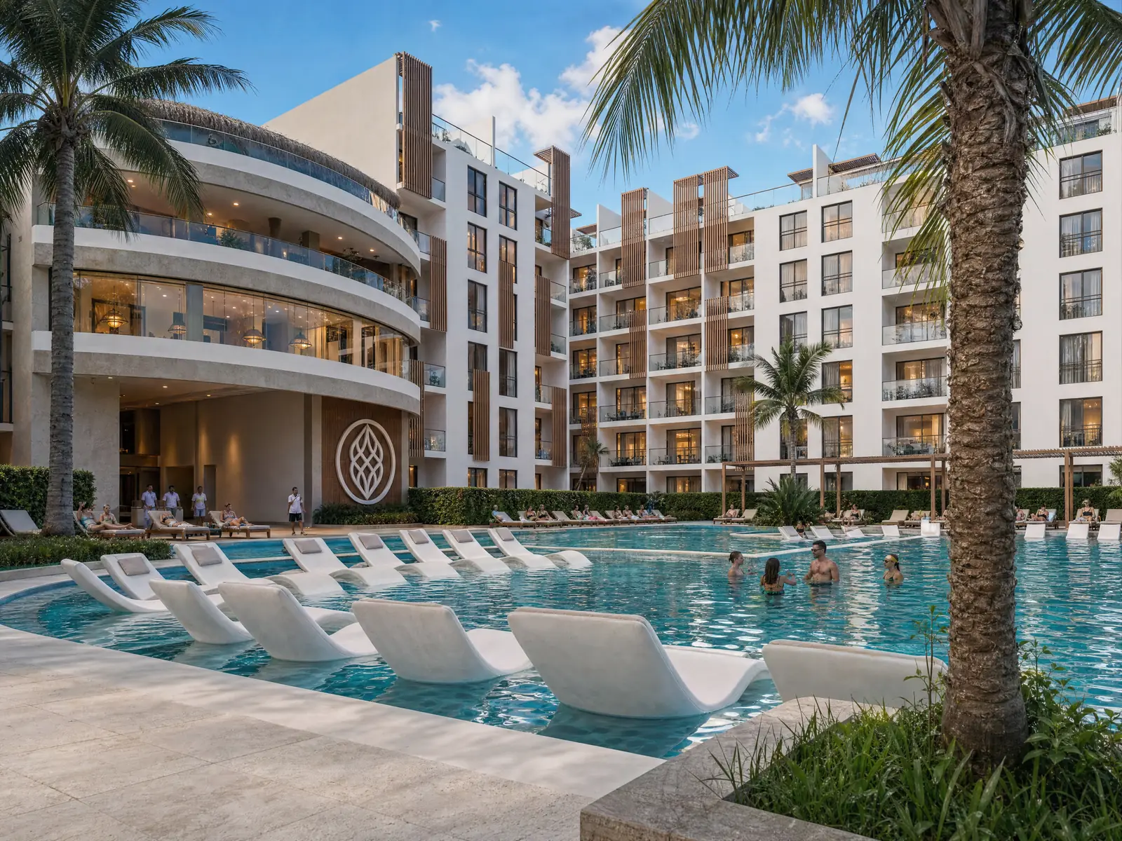 Piscina principal frente al lobby de check-in