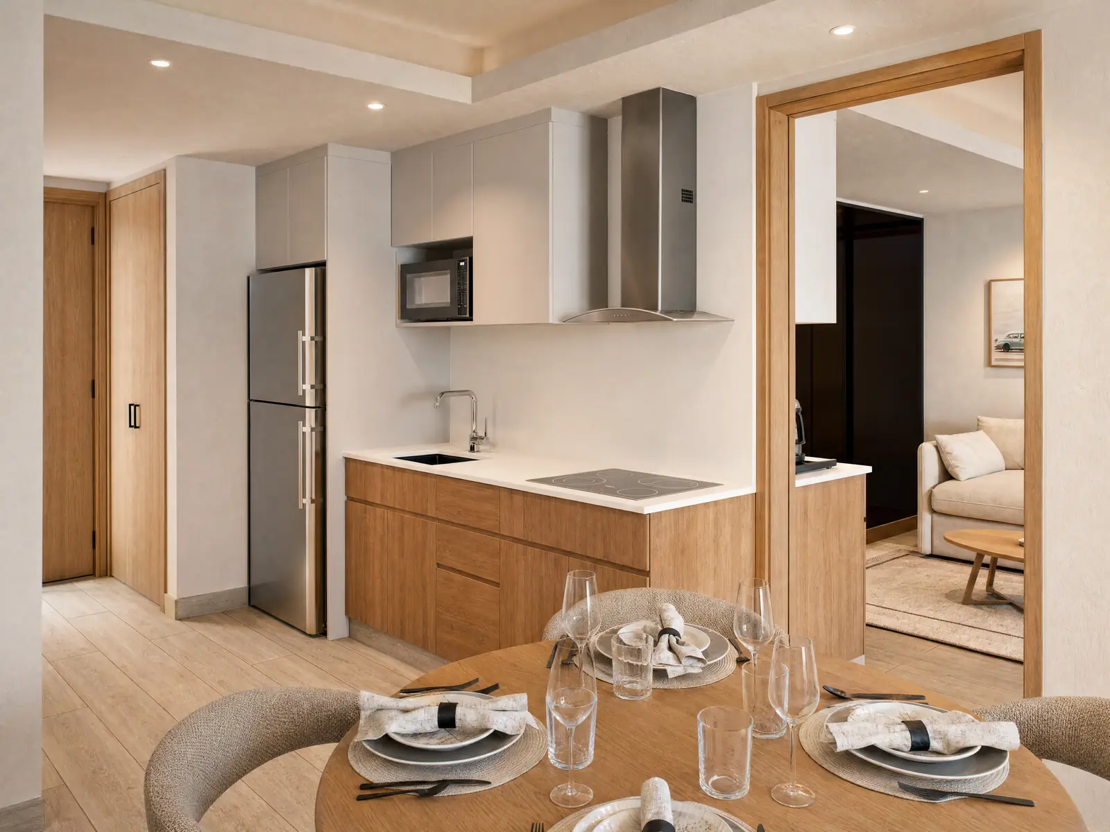 Cocina completa con nevera, estufa, microondas y campana