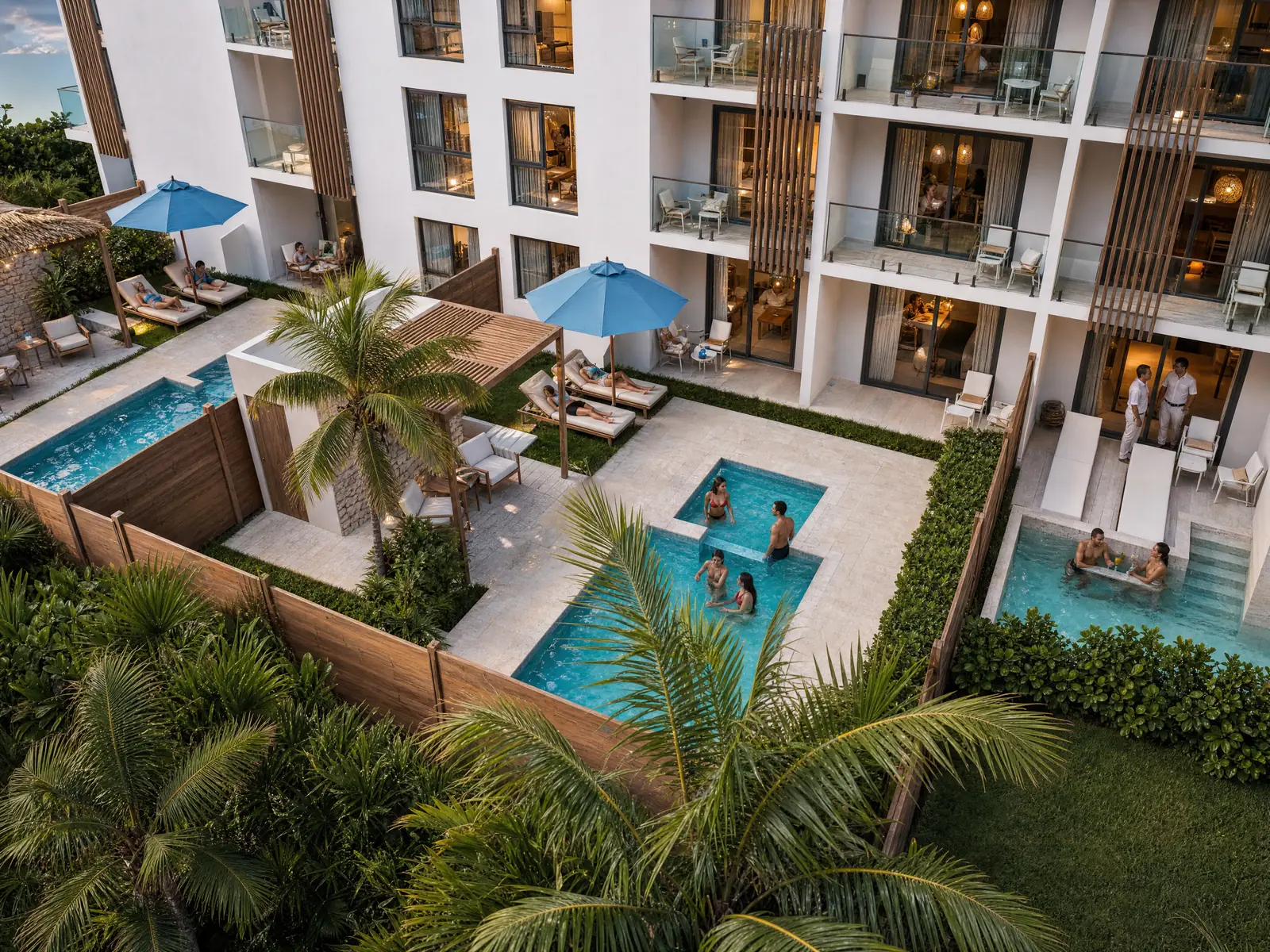 Piscina privada del apartamento con la sala abierta al patio